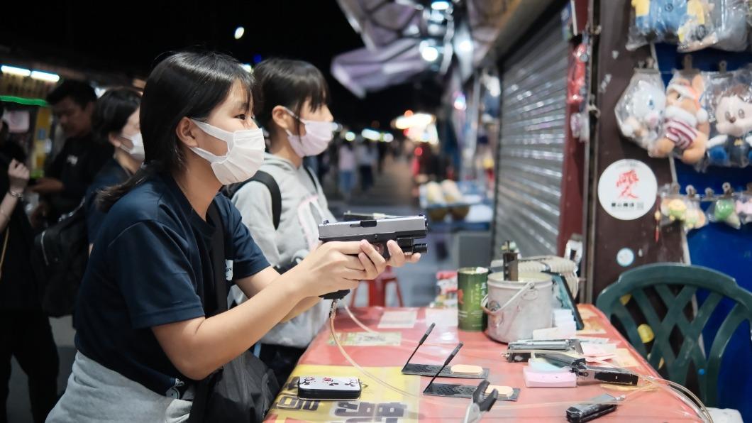 日本小學生畢旅訪花蓮!喝珍奶、吃臭豆腐 體驗夜市魅力