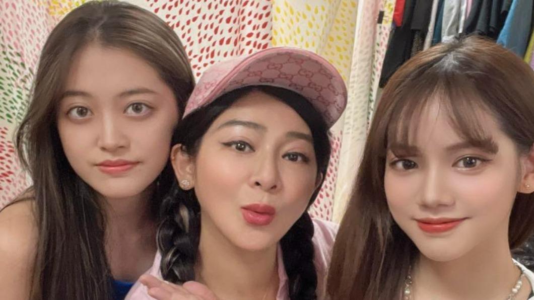 王彩樺（中）擁有2個漂亮女兒。（圖／翻攝自王彩樺臉書）