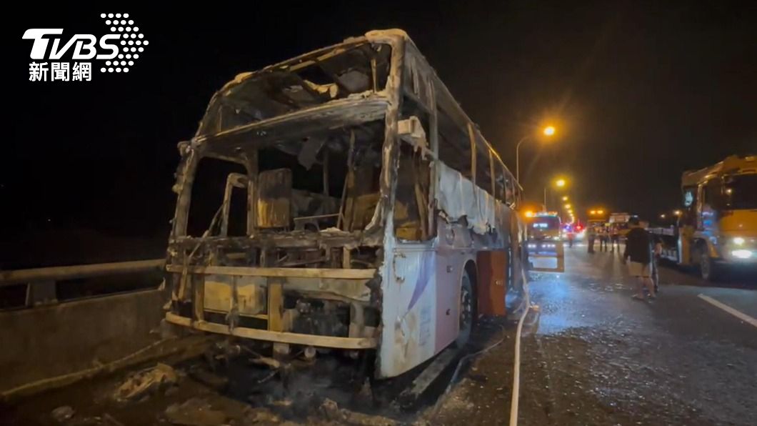 國1五楊高架橋遊覽車燒成骨架 15乘客司機緊急逃命