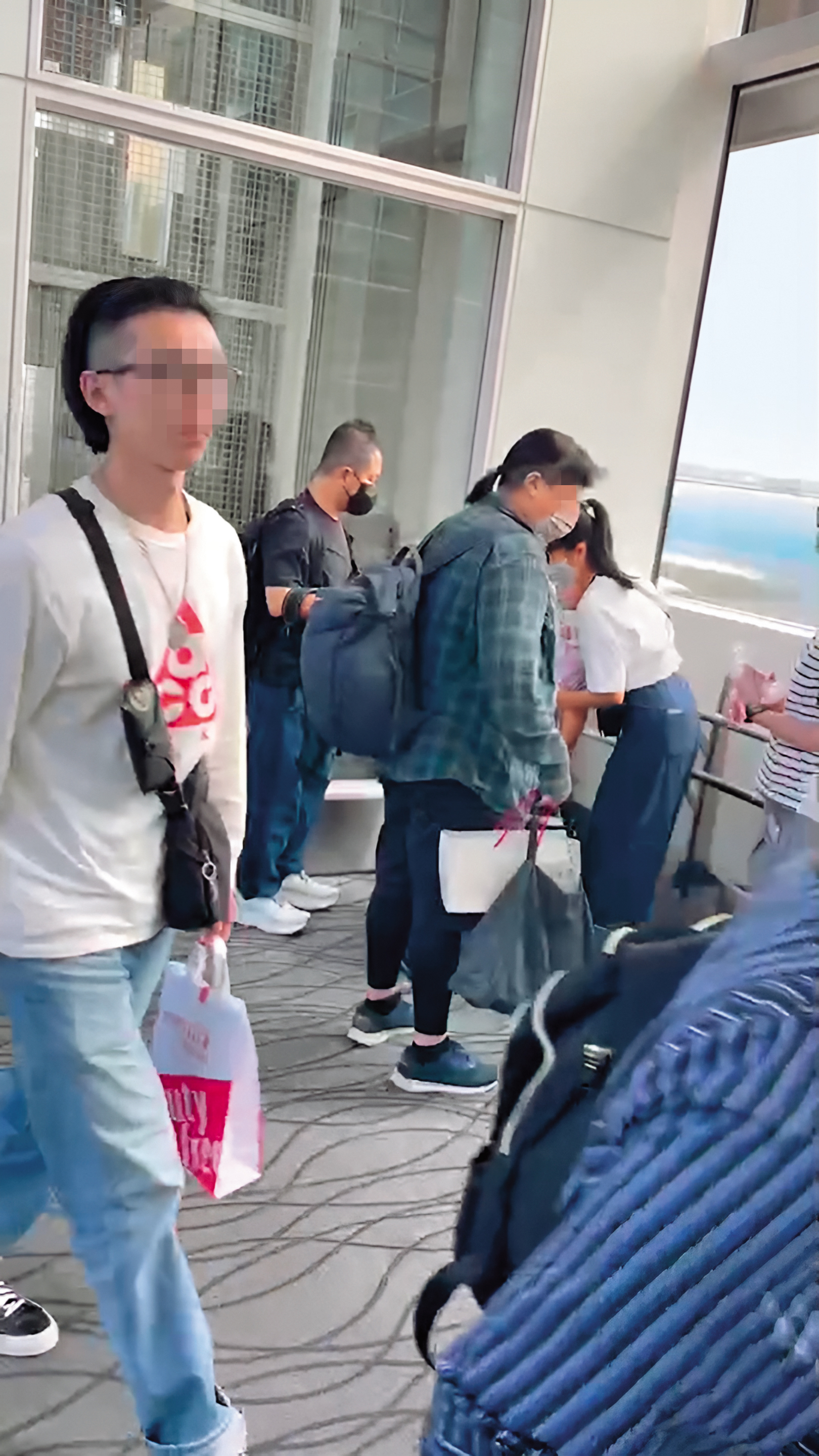 10/10,找了一個角落,九把刀及友人七手八腳架起嬰兒車,讓拜蹦乘坐。(圖/讀者提供)