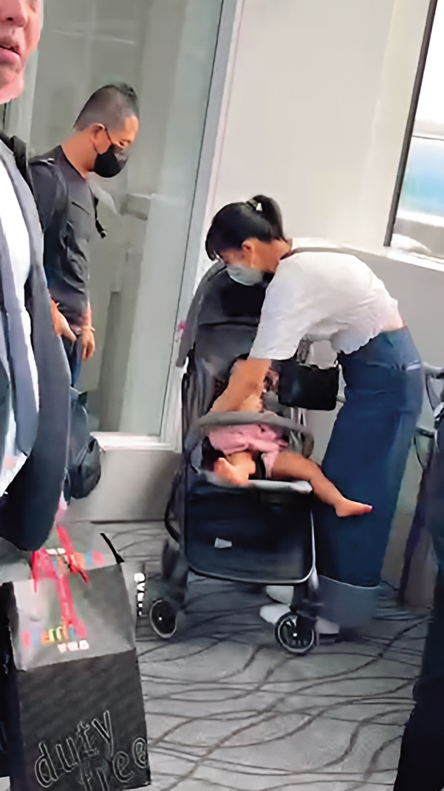 嬰兒車架好,周亭羽隨即安置拜蹦坐上嬰兒車。(圖/讀者提供)