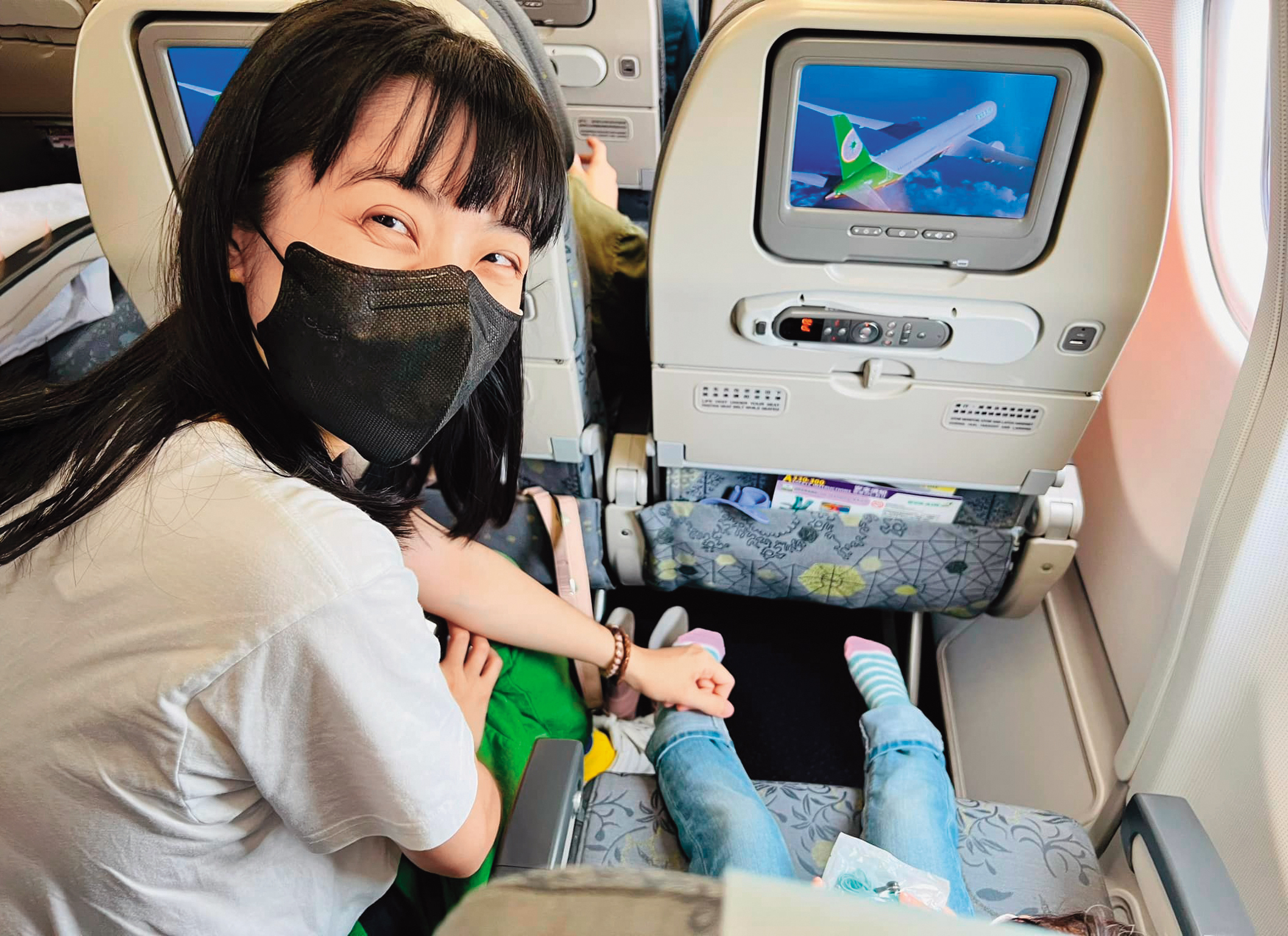 周亭羽早前帶女兒搭機,坐的也是經濟艙。(圖/翻攝自九把刀臉書)