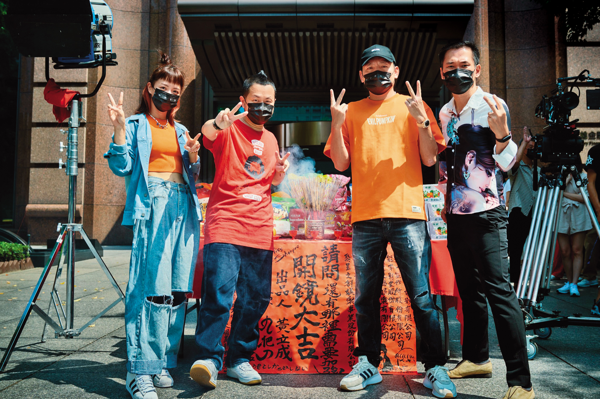 《請問,還有哪裡需要加強》去年8月開鏡,拍完後九把刀(左二)已動念重啟《功夫》,春風(右二)據悉也會現身該片。左一為宋芸樺。(圖/鏡週刊)