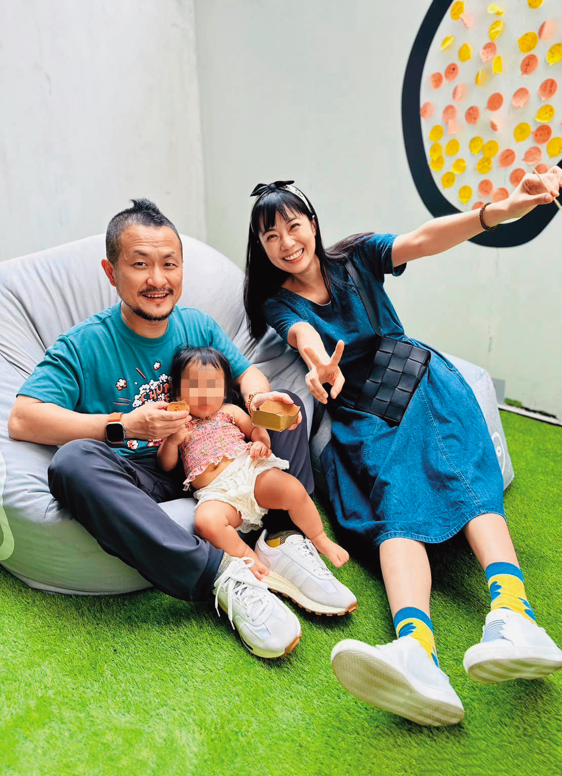 去年7月,九把刀小女兒拜蹦出生,目前15個月的她已跟著爸媽趴趴走參加活動。(圖/翻攝自九把刀臉書)