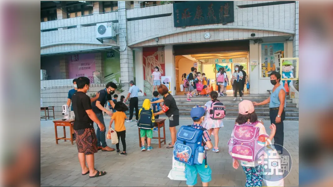 家長A先生依約匯款,但女兒最後只能進入備取學校就讀。(圖/鏡週刊)