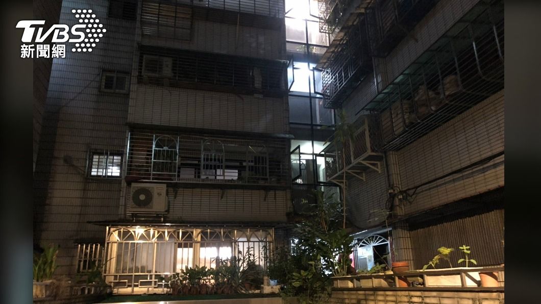 新店社區暗夜傳爆炸聲、陽台竄火舌 男屋主滅火遭灼傷送醫