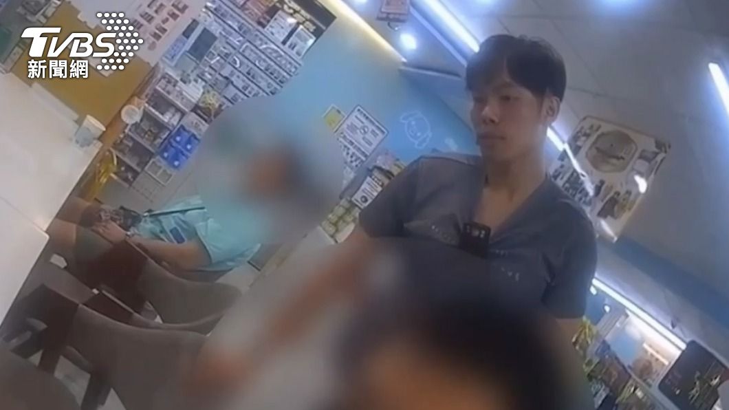警方上前抓人。(圖/TVBS)