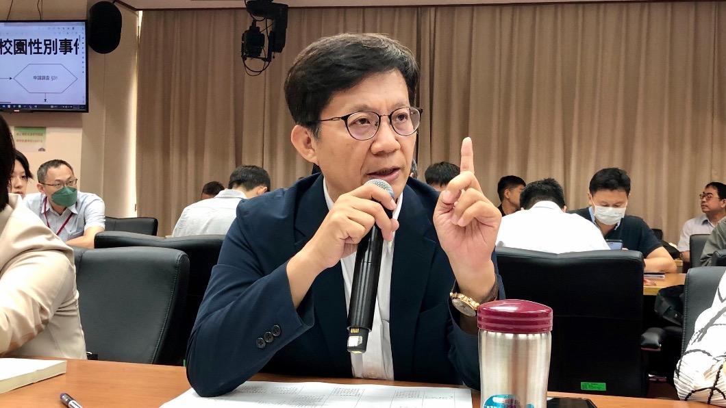 教育部次長張廖萬堅被爆出訪帶妻子出訪帛琉。（圖／翻攝張廖萬堅臉書）