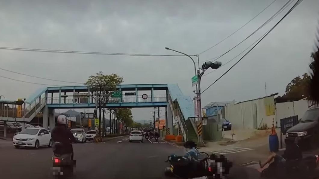 高中生與機車對撞,3車連人帶車倒地。(圖/翻攝Facebook我是土城人)