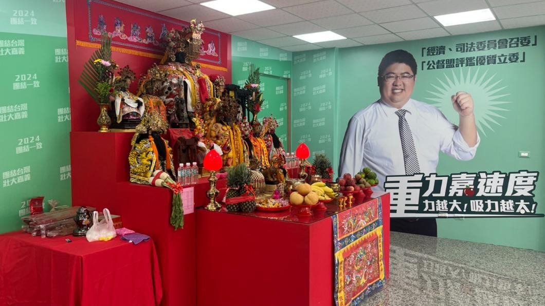 聯合競選總部迎請海區八鄉鎮的17尊神明。(圖/蔡易餘服務處提供)