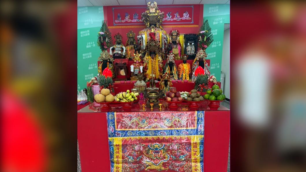 多尊神明坐鎮的壯觀畫面曝光。(圖/蔡易餘服務處提供)