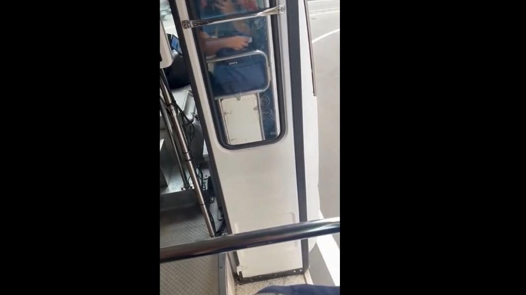 「驚險」!公車門沒關一路開 乘客嚇壞