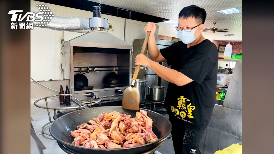 薑母鴨的美味香氣遠遠的就能勾住味蕾。（圖／TVBS）