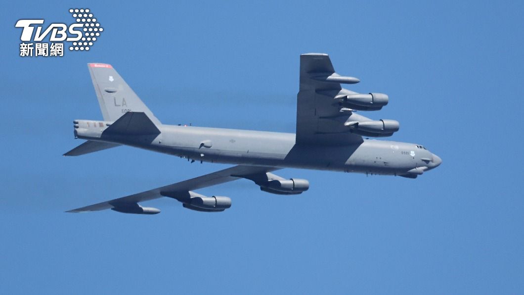 美軍秀支持B-52轟炸機 降落南韓空軍基地