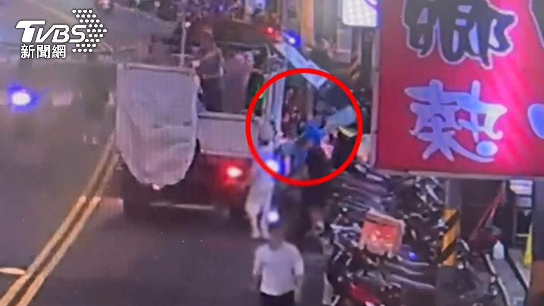 林男不聽勸告仍將草蓆丟上垃圾車。（圖／TVBS）