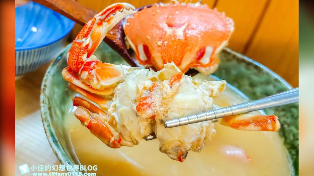50元海鮮味噌湯裡有1隻整螃蟹。（圖／小佳的幻想世界提供）