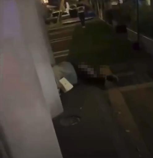 男女各角度被拍，完全不在意。（圖／翻攝自微博）
