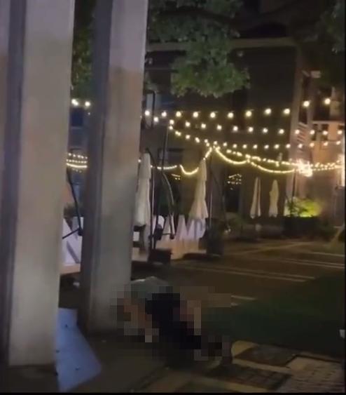 男女現場情慾忍不住。（圖／翻攝自微博）