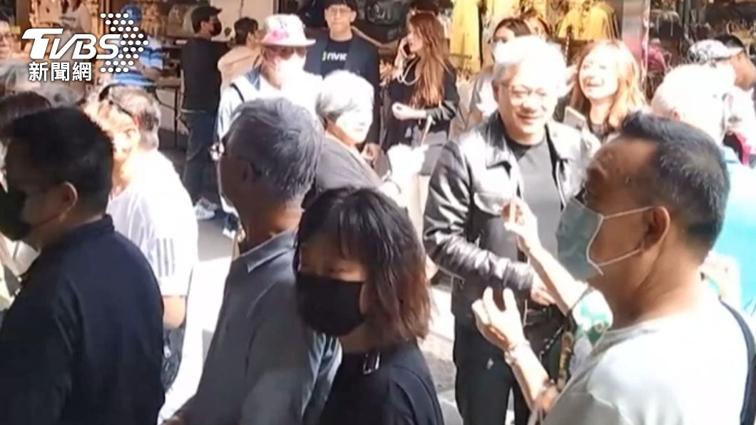 黃仁勳中午現蹤四平商圈「大啖豬腳」!民眾搶合照來者不拒