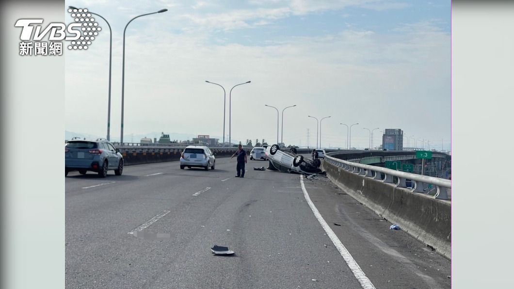 中投公路女駕駛"變換車道不當" 亞大學生為閃避路中翻車