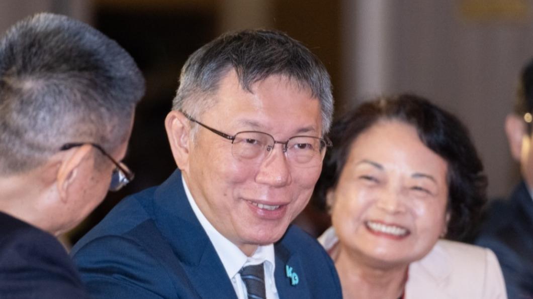 郭董生日送蘭花!柯文哲讚「柯郭合」簡單:國民黨太複雜