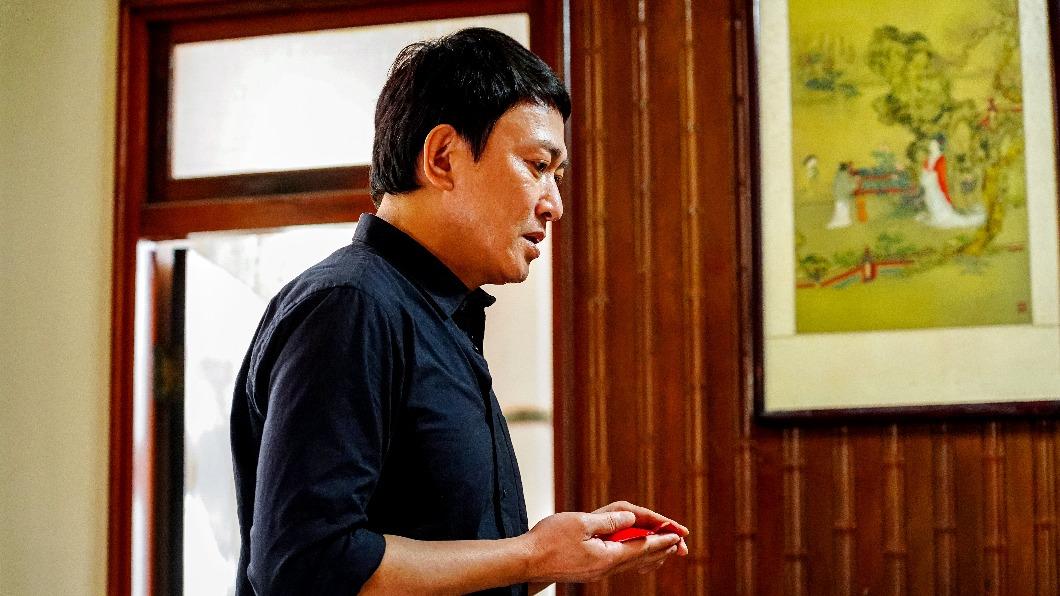 王識賢擲出三次聖筊取得媽祖同意。(圖/華視提供)