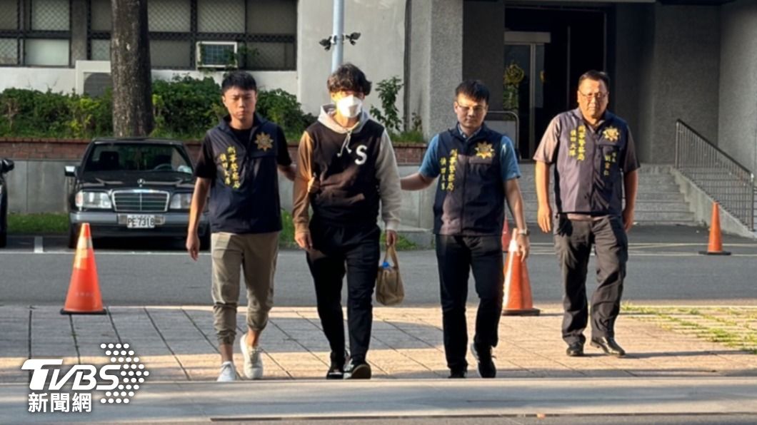 吳季穎25萬元交保,限制住居。(圖/李昱菫攝)