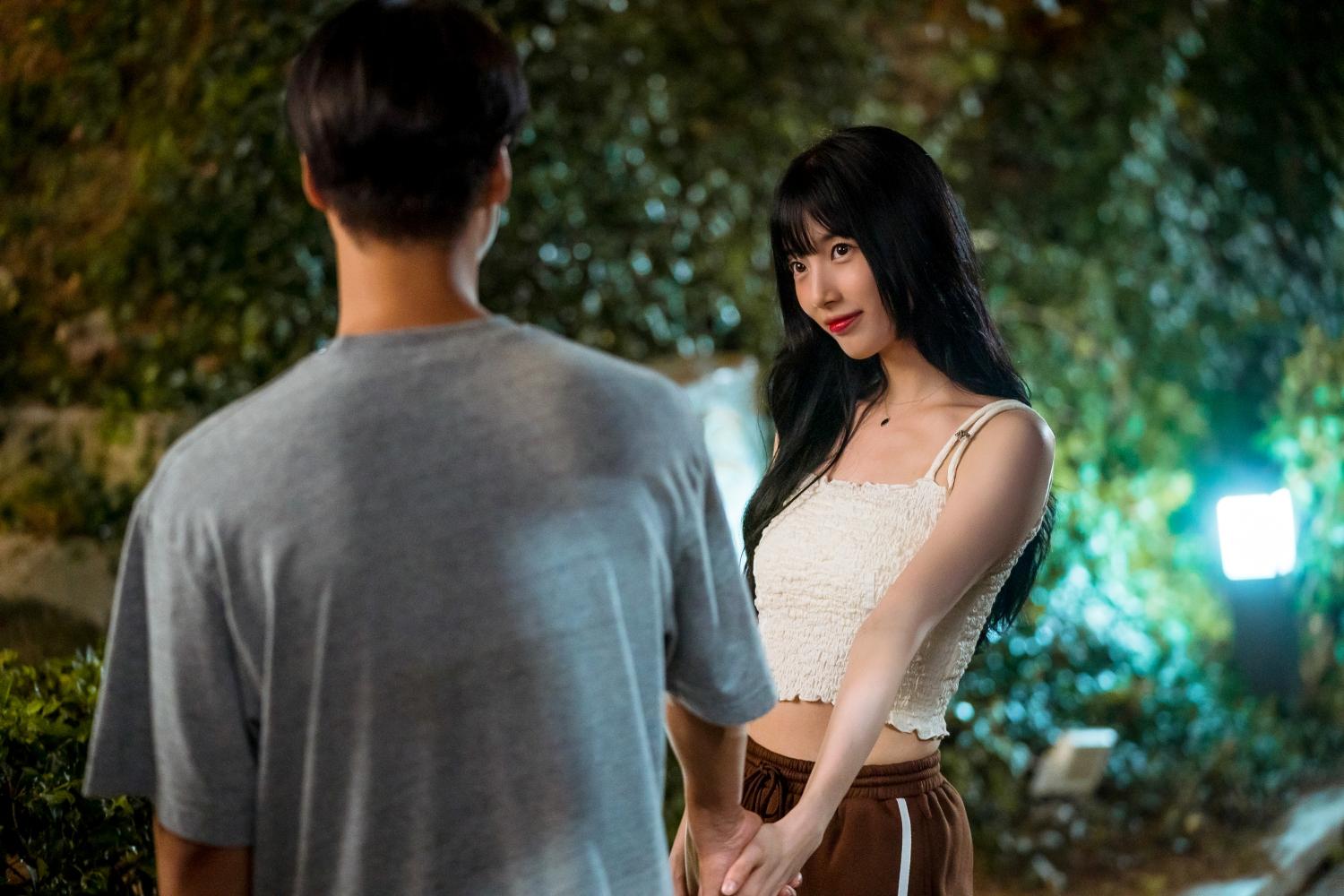 秀智飾演退役的Kpop偶像斗娜。(圖/Netflix提供)