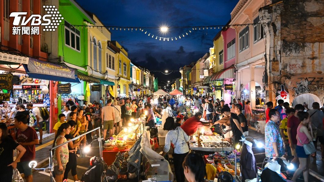 泰國觀光業蓬勃，觀光客也必逛泰國夜市。（示意圖／shutterstock達志影像）