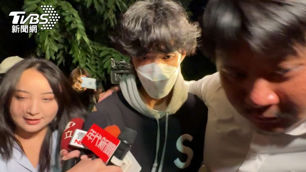 吳季穎在朋友的陪同下離開。(圖/李昱菫攝)
