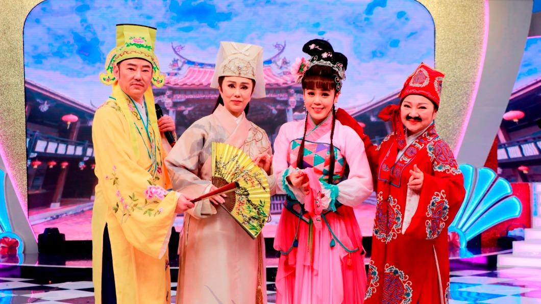 孫翠鳳帶子弟兵黃筱媛(右2)一起錄影(圖/中視提供)