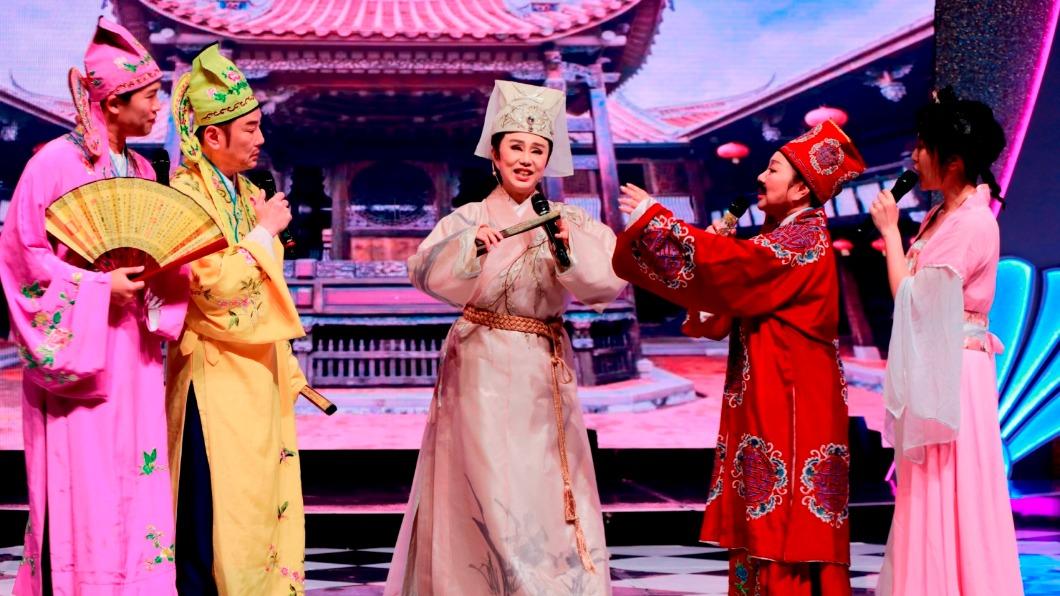 孫翠鳳飾演「唐伯虎」。(圖/中視提供)