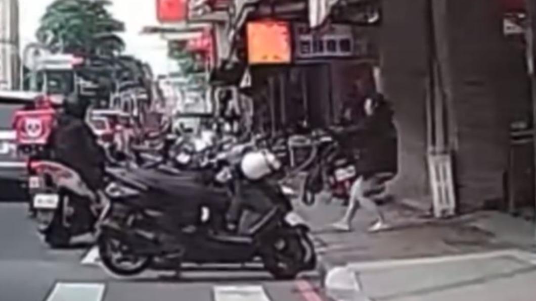 粗心媽在聽到騎士大聲呼喊後,發驚覺嬰兒車竟衝到馬路上。(圖/翻攝自爆料公社)