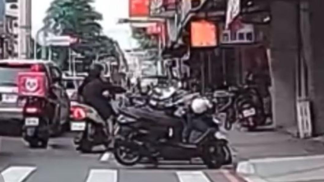 後方機車騎士見狀後立刻停車,並抬頭尋找嬰兒車的主人。(圖/翻攝自爆料公社)