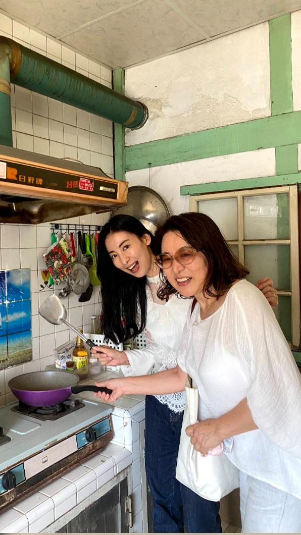 大久保麻梨子和媽媽朝聖「俗女村」。(圖/大久保麻梨子提供)
