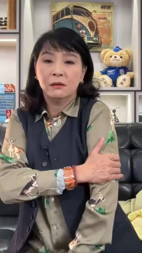 馬妞開直播透露日前不慎重摔。(圖/翻攝自馬維欣臉書)
