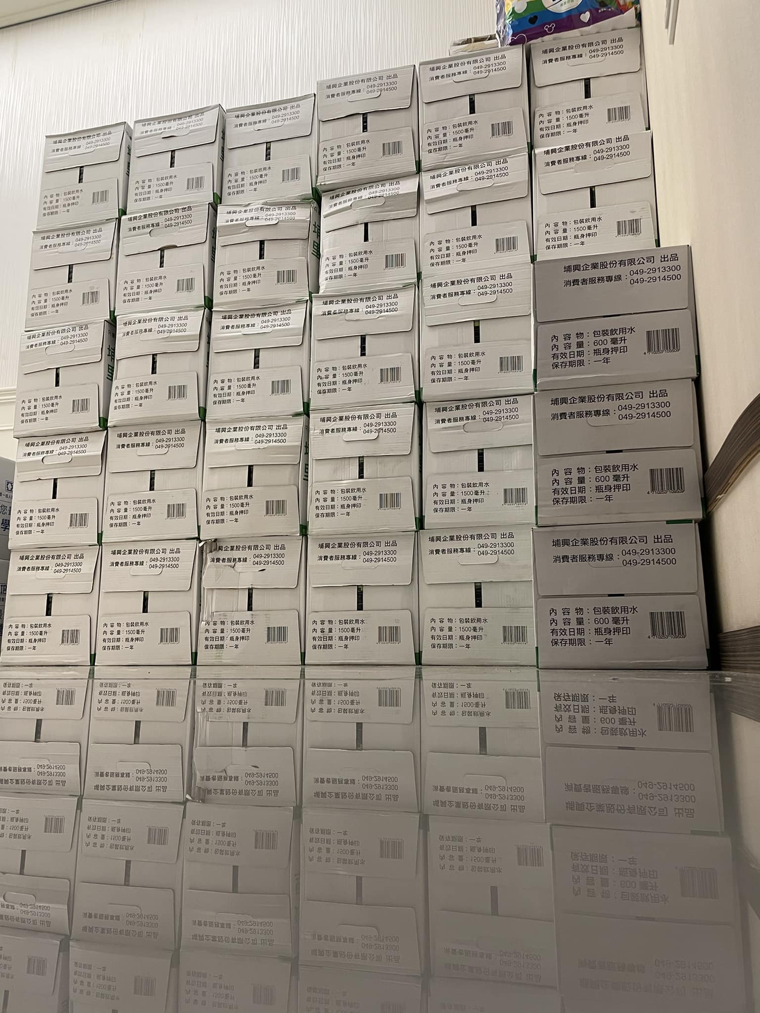侯怡君獨自搬三十多箱礦泉水回家。（圖／翻攝自侯怡君臉書）