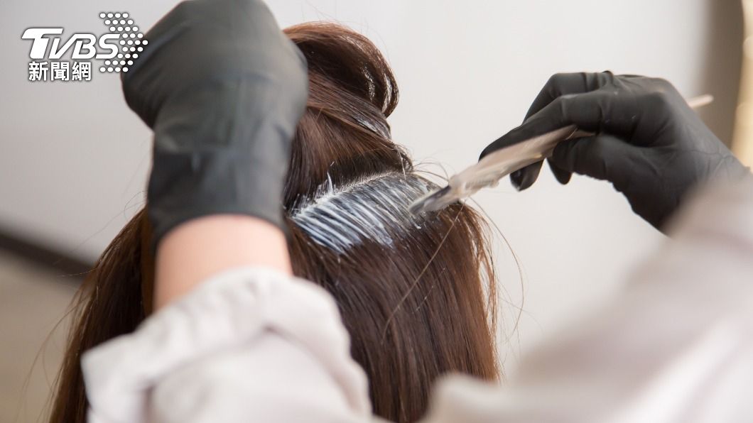 為了減少過敏原刺激，醫師將女子剛染的黑髮全剃光。（示意圖／Shutterstock達志影像）