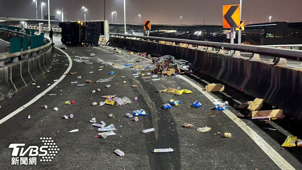 高雄大貨車酒駕肇逃!員警鳴笛追 駕駛國道翻車狼狽被逮