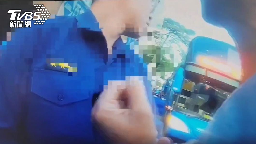警方到場後,吳男仍情緒激動嗆警。(圖/TVBS)