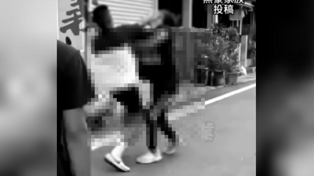 黑衣男遭平頭男打中臉部。（圖／翻攝自臉書爆料公社二社）