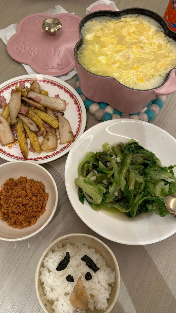 Lulu煮一桌菜給菈菈吃。(圖/東森綜合提供、Lulu黃路梓茵拍攝)