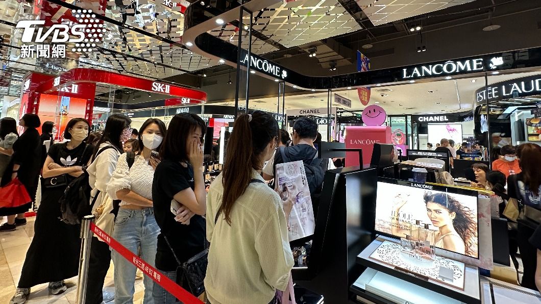 新光三越信義週年慶首日 辣妹砸數萬元買足1年份保養品