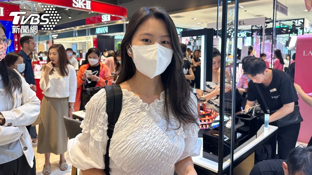 林姓女大學生排隊採買保養品。（圖／許稚佳攝）