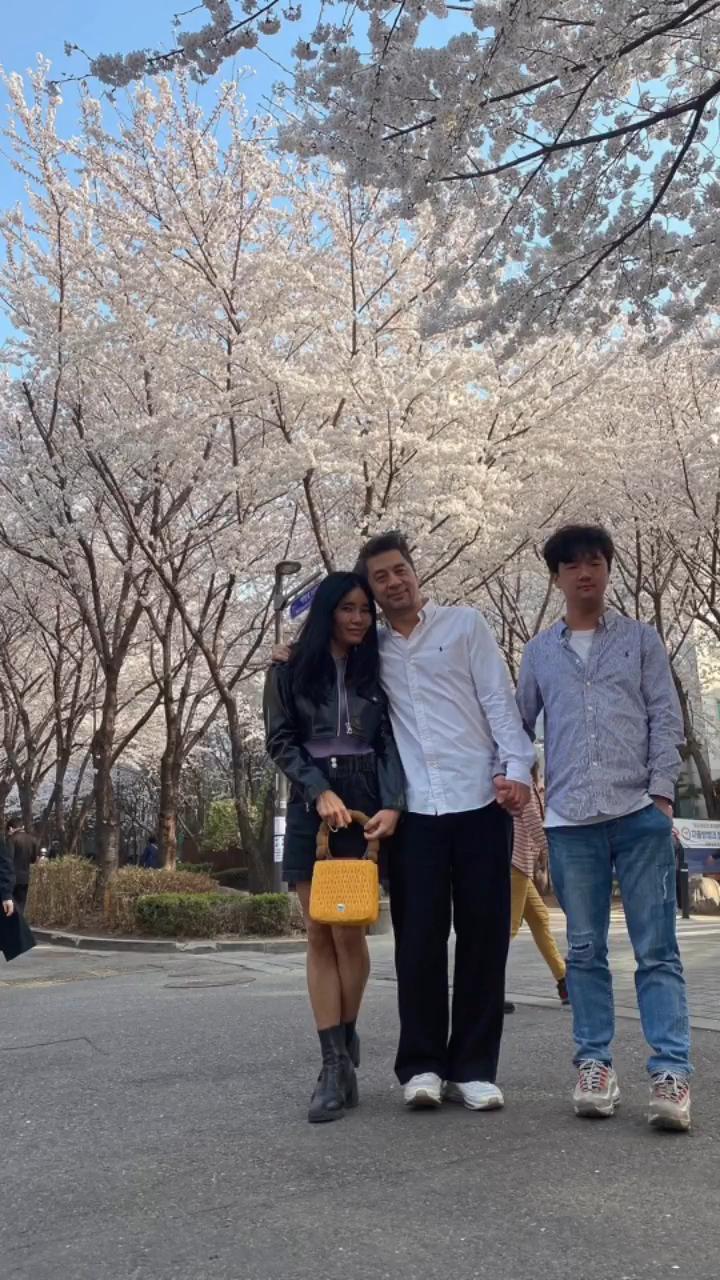 兒子權赫俊（右）目前已經26歲。（圖／翻攝自yoonkyeonguhm IG）