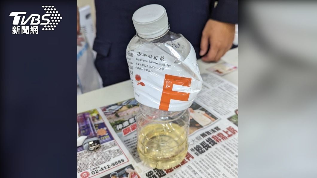 男子手裡拿著裝有汽油的寶特瓶到派出所。（圖／TVBS）