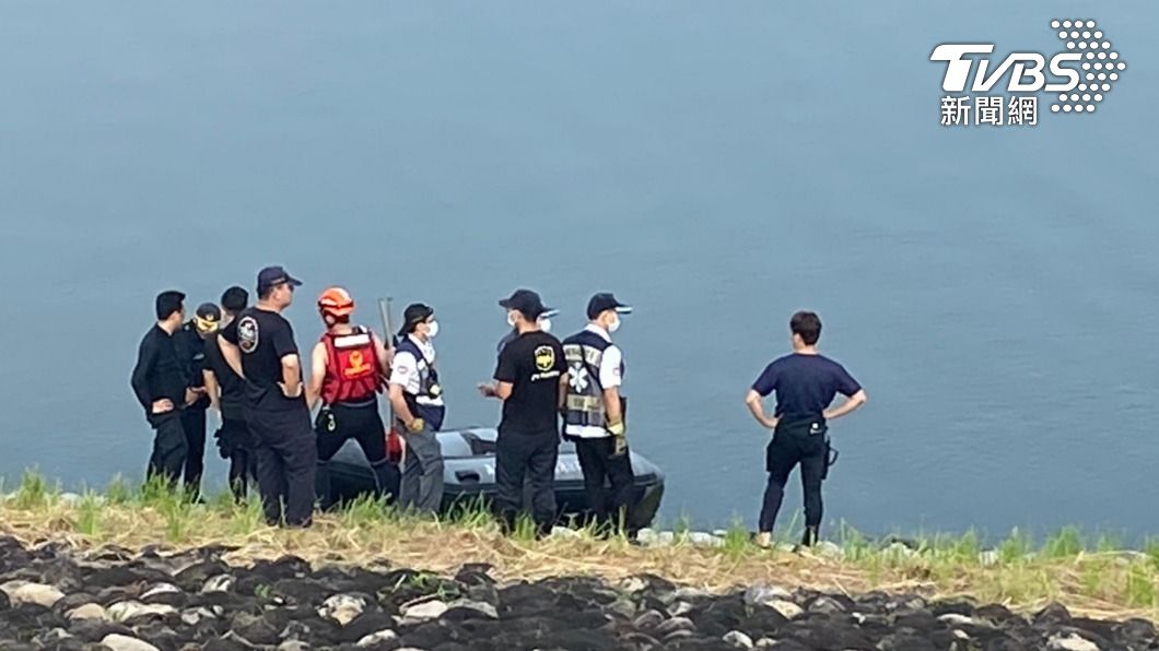 今(19)日一早搜救人員再度在水庫實施第二次搜救行動。(圖/TVBS)