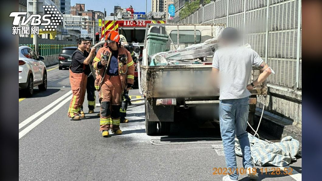 快訊/台64驚傳火燒車!小貨車行駛中後車斗突竄火 駕駛急停逃命