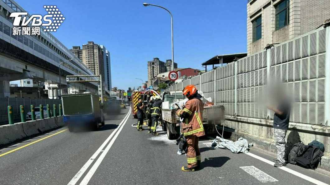 小貨車後車斗起火燃燒,警消到場搶救。(圖/TVBS)