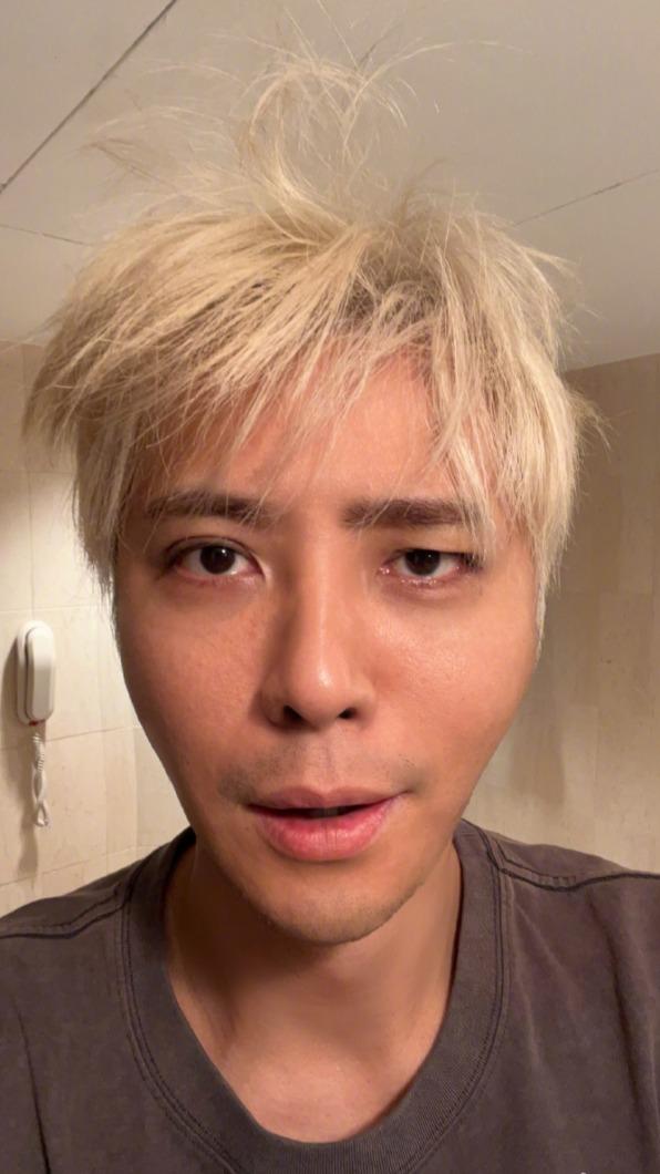 羅志祥眼睛變一單一雙。（圖／翻攝自羅志祥　微博）